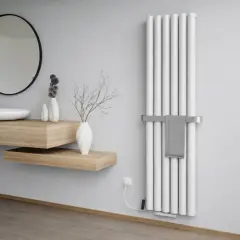 Nowoczesna łazienka z białym, pionowym grzejnikiem stalowym lub aluminiowym, wiszącą drewnianą umywalką i lustrem.