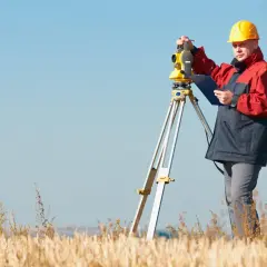Ile kosztuje geodeta wytyczenie granic działki? Sprawdź, co wpływa na cenę