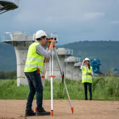 Czy technik geodeta jest trudny? Odkryj wyzwania i wymagania tego zawodu