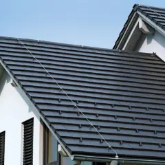 Nowoczesny dom z ciemną dachówką ceramiczną. Sprawdź, jaka jest dachówka ceramiczna cena za m2.