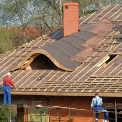 Pomocnik dekarza co robi? Odkryj kluczowe obowiązki i zadania