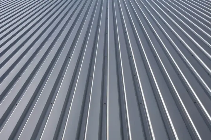 Szeroki dach z szarej blachy trapezowej, idealny dla każdego zakładu blachy trapezowej.