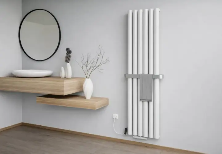 Nowoczesna łazienka z białym, pionowym grzejnikiem stalowym lub aluminiowym, wiszącą drewnianą umywalką i lustrem.