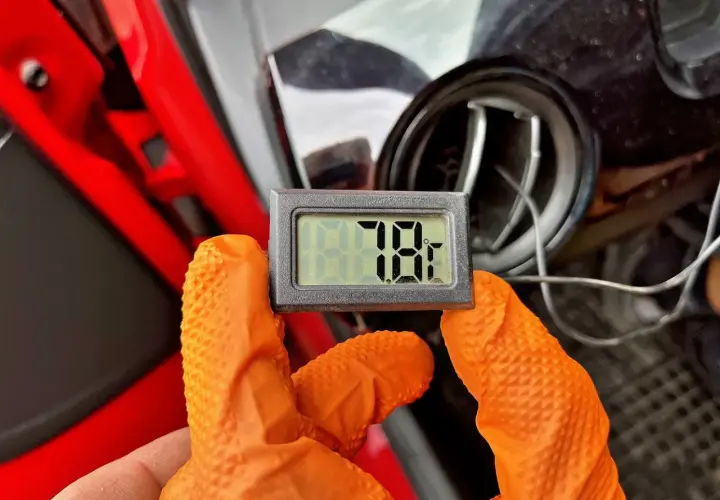 Termometr pokazuje 7.8°C przy samodzielnym nabijaniu klimatyzacji. Pomiar temperatury z nawiewu.
