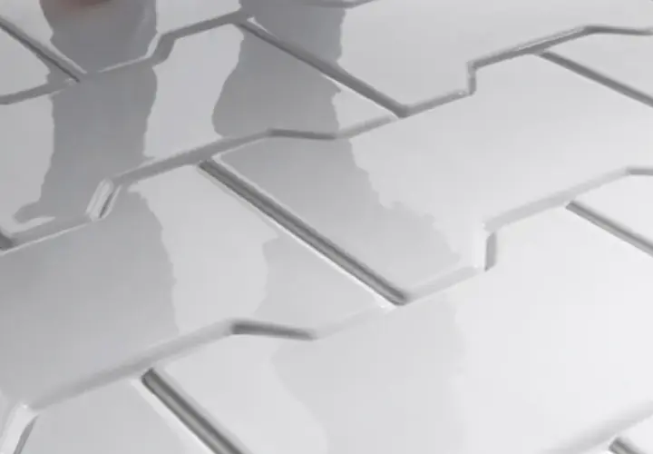 Biała, błyszcząca kostka bauma tworzy geometryczny wzór.
