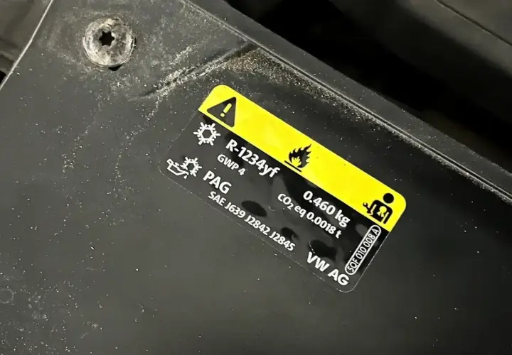 Naklejka z informacją o ilości czynnika klimatyzacji: R-1234yf, 0.460 kg. Katalog części VW AG.