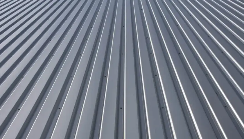 Szeroki dach z szarej blachy trapezowej, idealny dla każdego zakładu blachy trapezowej.