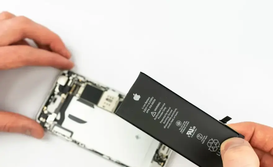 Kiedy wymienić baterię w iPhonie? Objawy i próg 80%