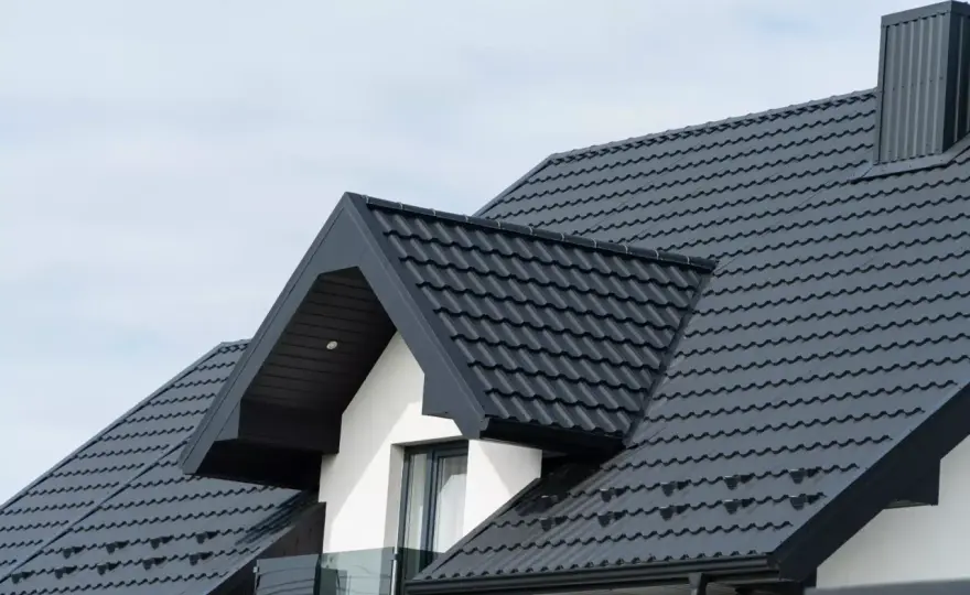 Koszt dachu dwuspadowego 200 m2 - blachodachówka czy ceramika?