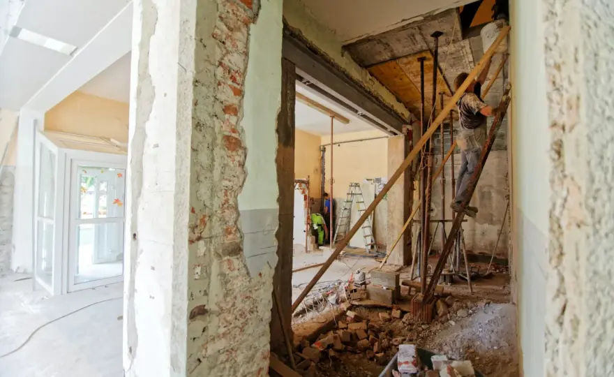 Remont starego domu od czego zacząć: uniknij kosztownych błędów