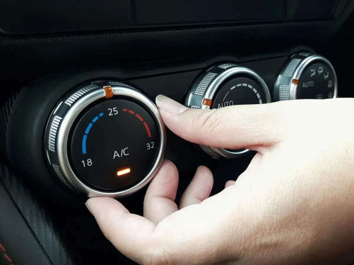 Zdjęcie Za dużo oleju w klimatyzacji objawy – jak uniknąć kosztownych napraw