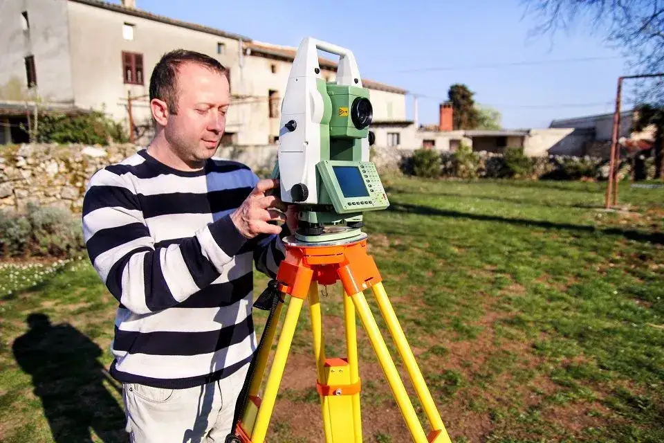 Zdjęcie Ile kosztuje podział domu przez geodetę? Sprawdź ukryte koszty!
